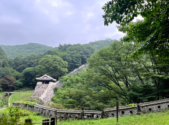 남한산성 누각과 신록 숲 봄 풍경