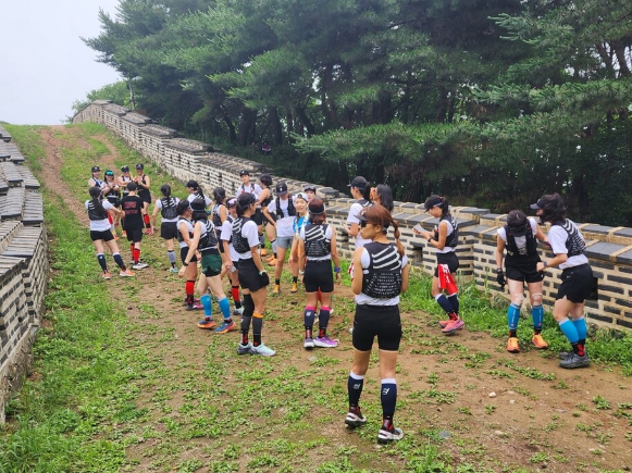 남한산성 트레일러닝 성곽 능선 코스 달리는 참가자들