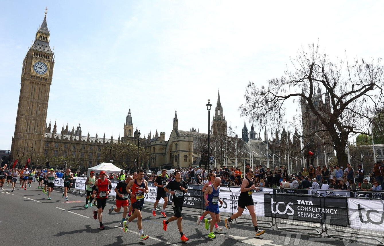 2026 런던 마라톤 빅벤 코스를 달리는 러너들