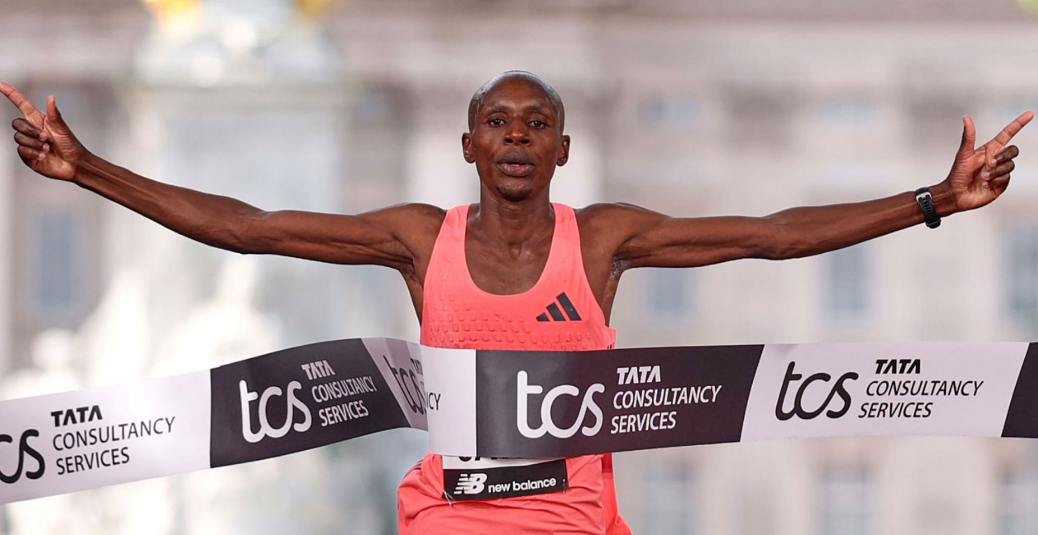 2026 런던 마라톤에서 사바스티안 사웨가 1:59:30 인류 최초 서브 2로 결승선을 통과하는 순간