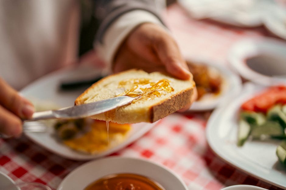 마라톤 당일 아침 식단의 대표 사례인 빵과 꿀 — 빠르게 흡수되는 단순 탄수화물 조합