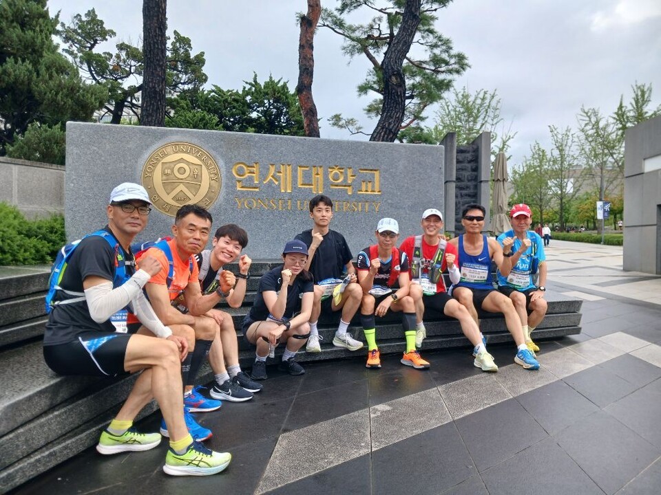 안산 인왕산 북악산 트레일런 연세대 정문 출발 전 기념촬영