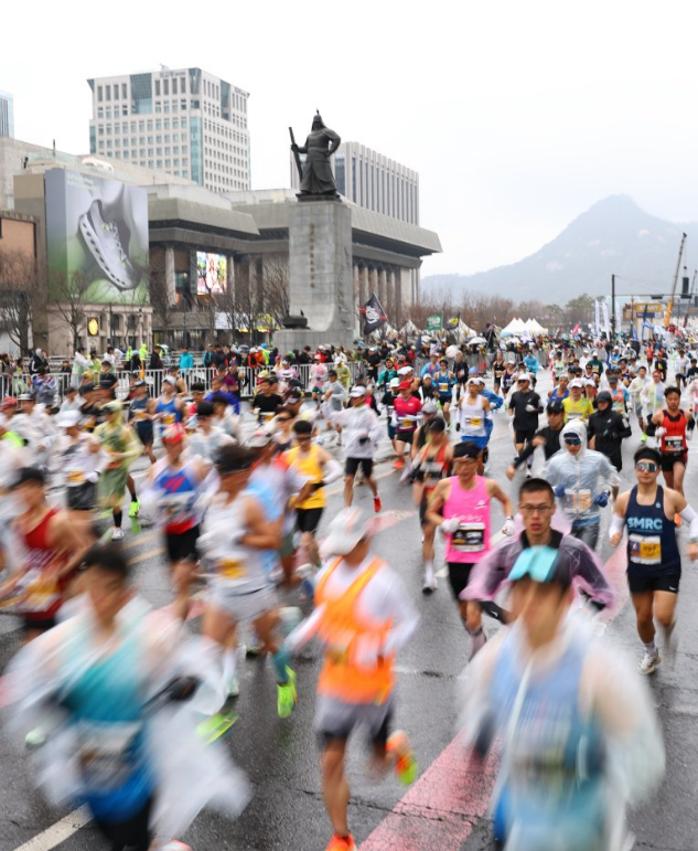 광화문광장을 출발하는 마라톤 러너들