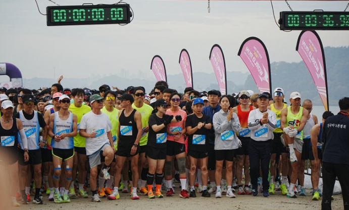 부여 굿뜨래 마라톤 백마강변 출발선에 선 참가자들