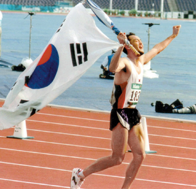 1996 애틀랜타 올림픽 마라톤에서 태극기를 들고 트랙을 도는 이봉주