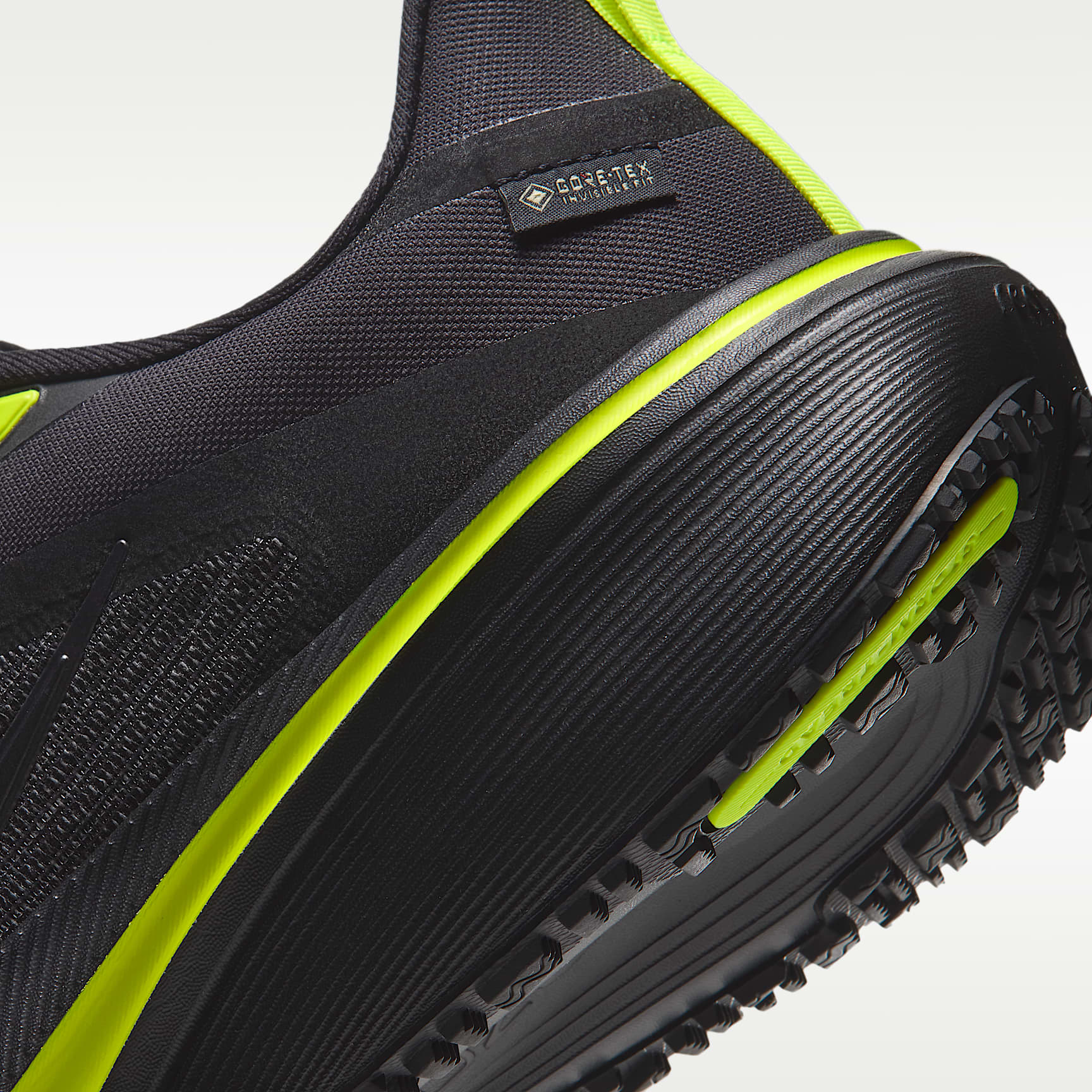 페가수스 42 GORE-TEX 뒤꿈치 미드솔과 반사 디테일